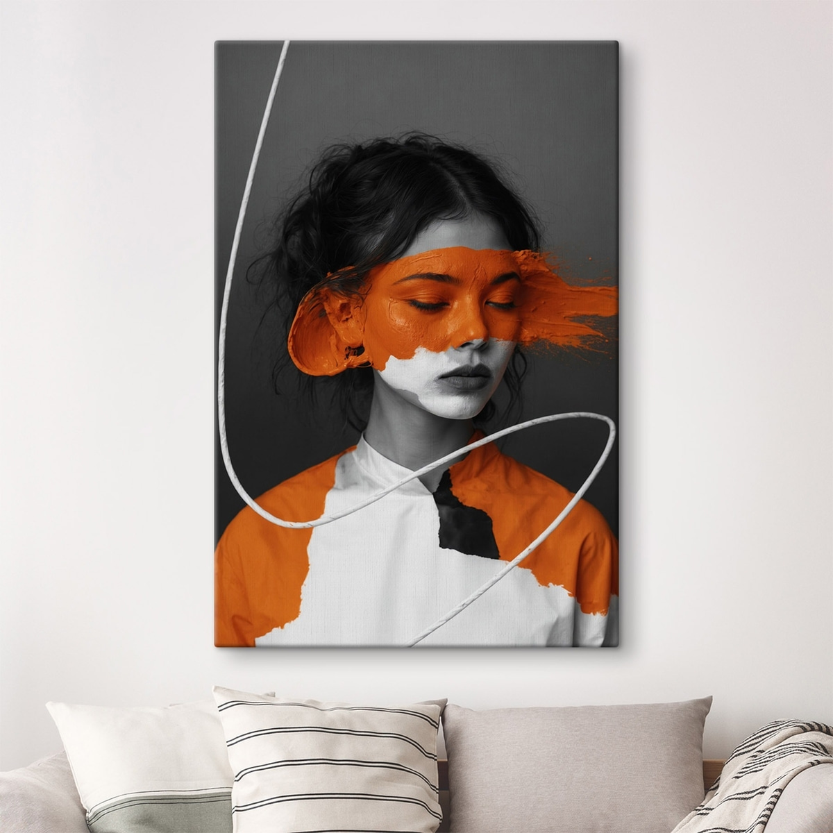 Portret van een meisje met een abstracte oranje afbeelding — interieur 2
