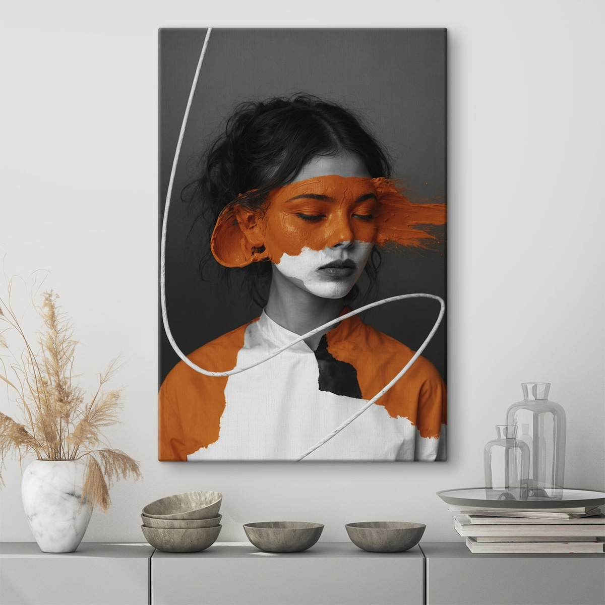 Portret van een meisje met een abstracte oranje afbeelding — interieur 3