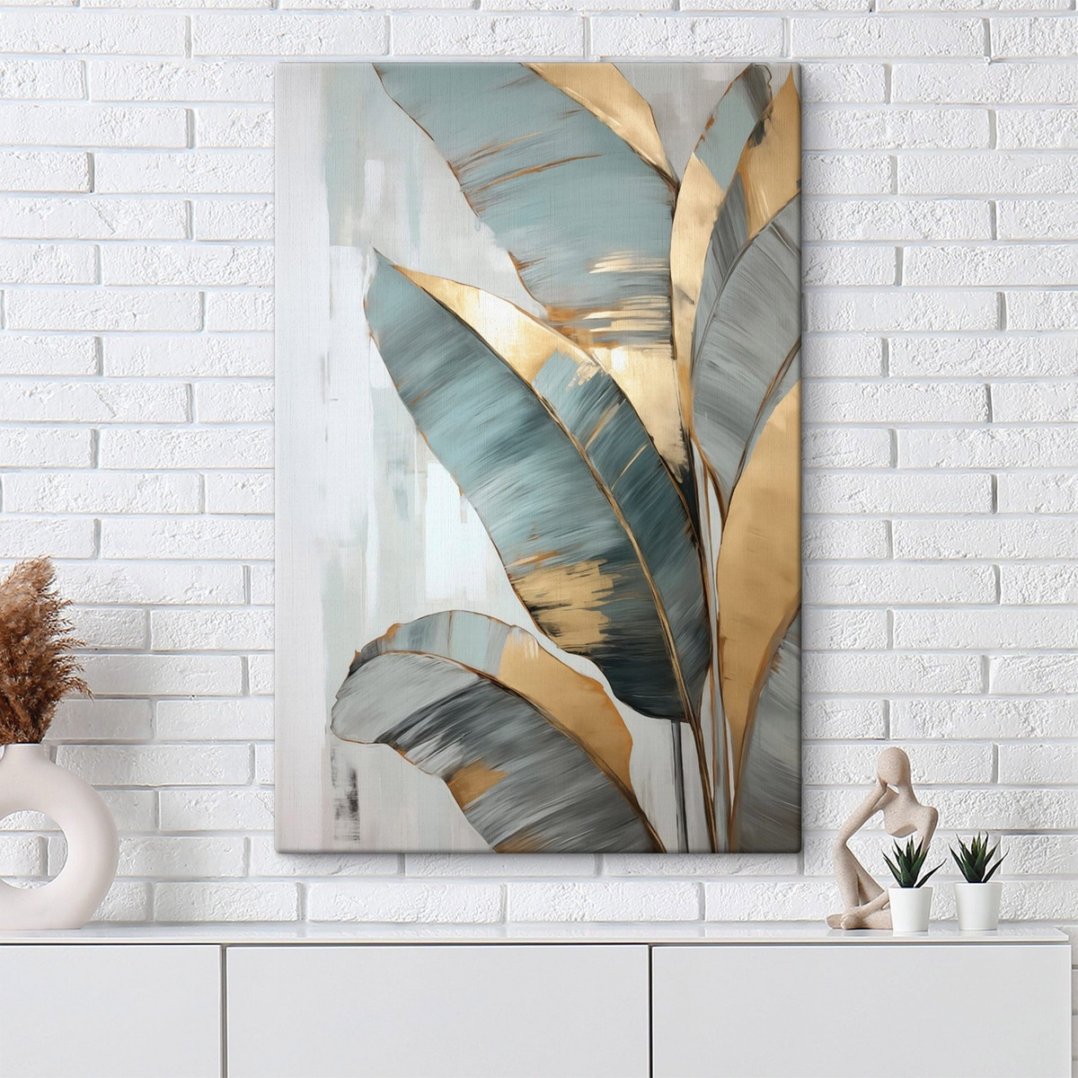 Een set gedempte blauwe, grijze en gele bananenbladeren met zichtbare penseelstreken, op een witte abstracte achtergrond — interieur 2