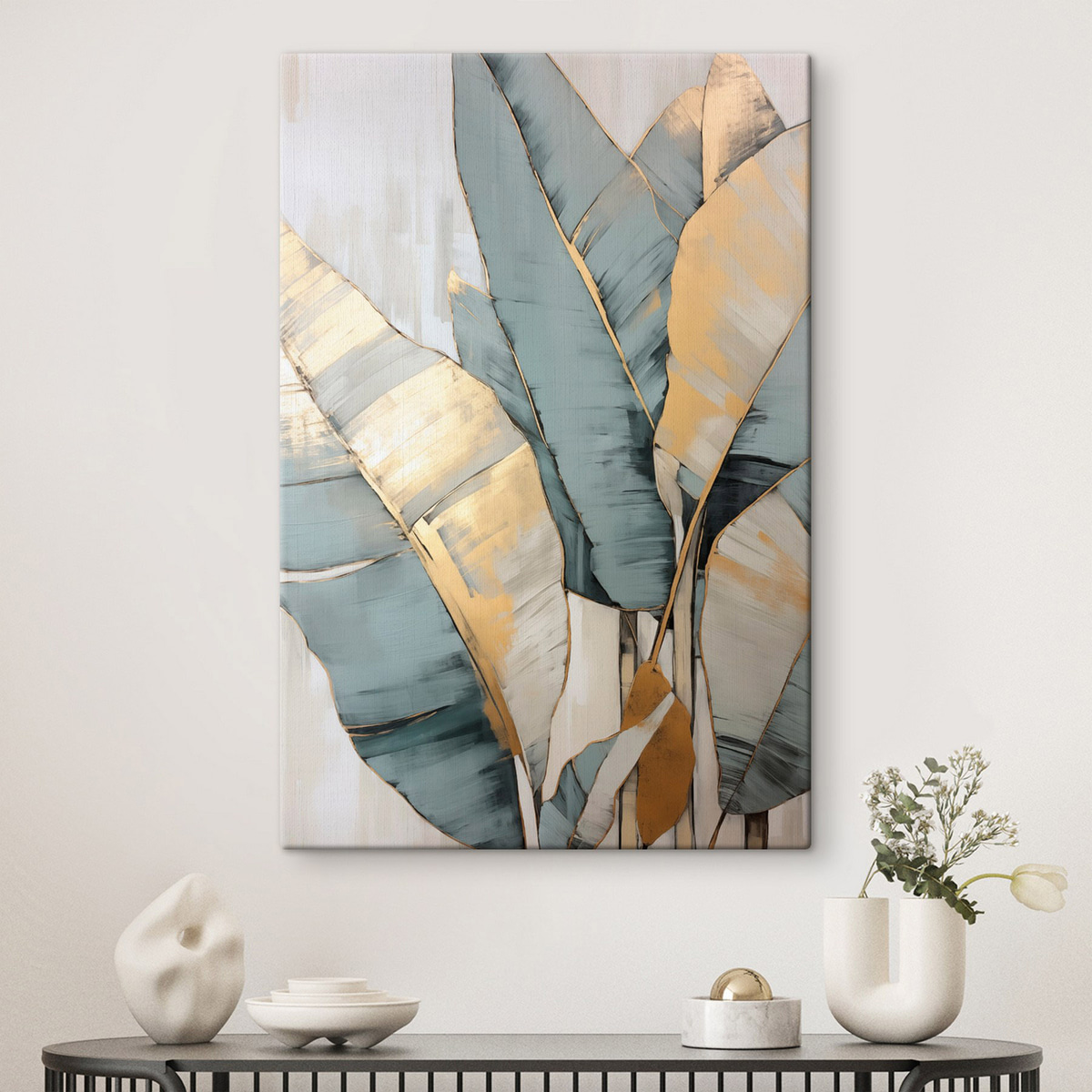 Gedempte blauwe, grijze en gele bananenbladeren met zichtbare penseelstreken, op een witte abstracte achtergrond — interieur 1