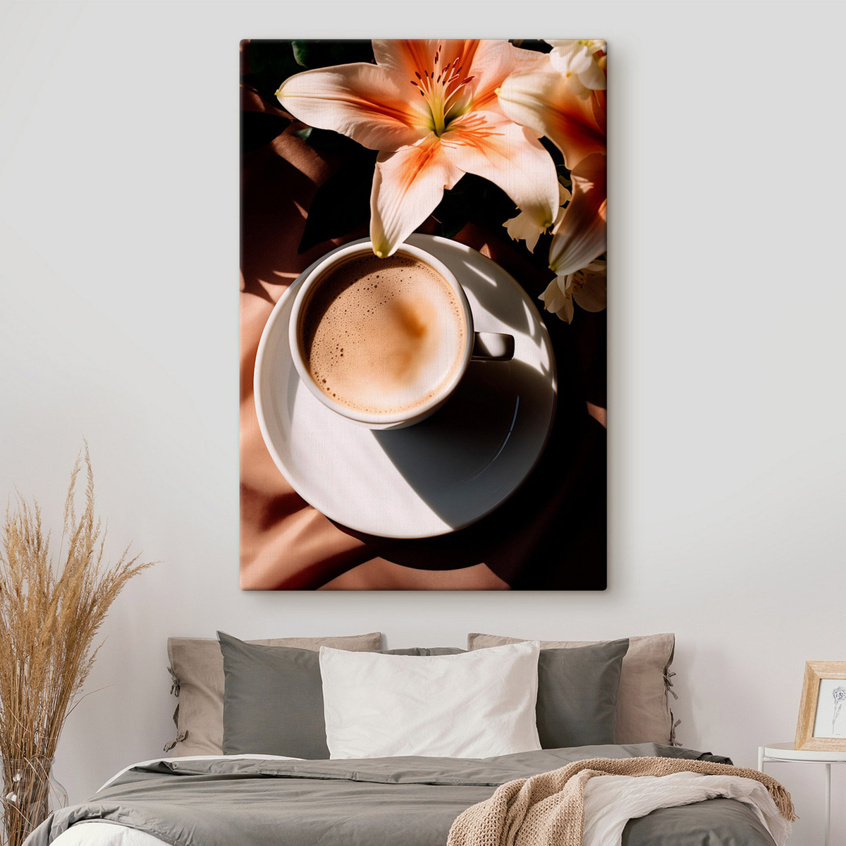 Een kop koffie met schuim op een wit bord, wat bloemen op de achtergrond, met zonlicht — interieur 2