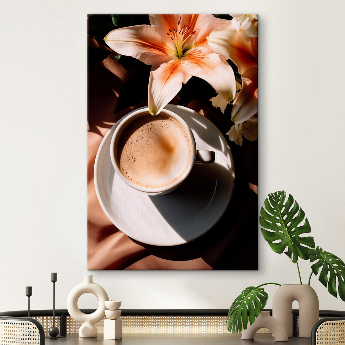 Een kop koffie met schuim op een wit bord, wat bloemen op de achtergrond, met zonlicht — interieur 1