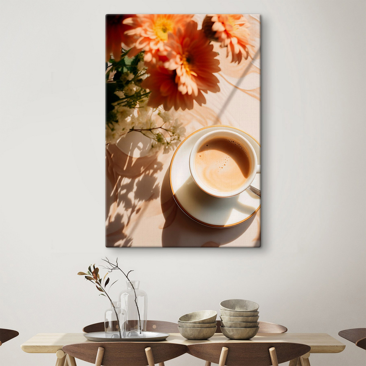 Een kop koffie met schuim op een wit bord, wat bloemen op de achtergrond, met zonlicht — interieur 1