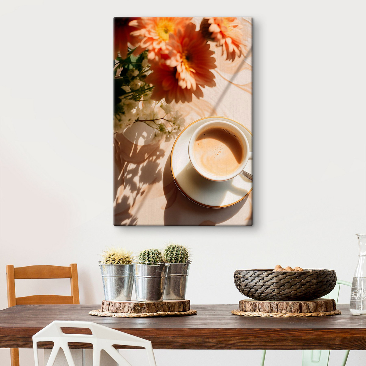 Een kop koffie met schuim op een wit bord, wat bloemen op de achtergrond, met zonlicht — interieur 2