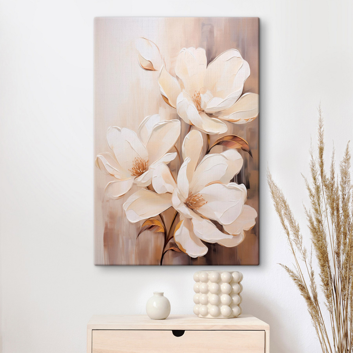 Witte magnolia bloemen tegen een zachte, onscherpe achtergrond van beige en bruine tinten, elegante bloemencompositie — interieur 1