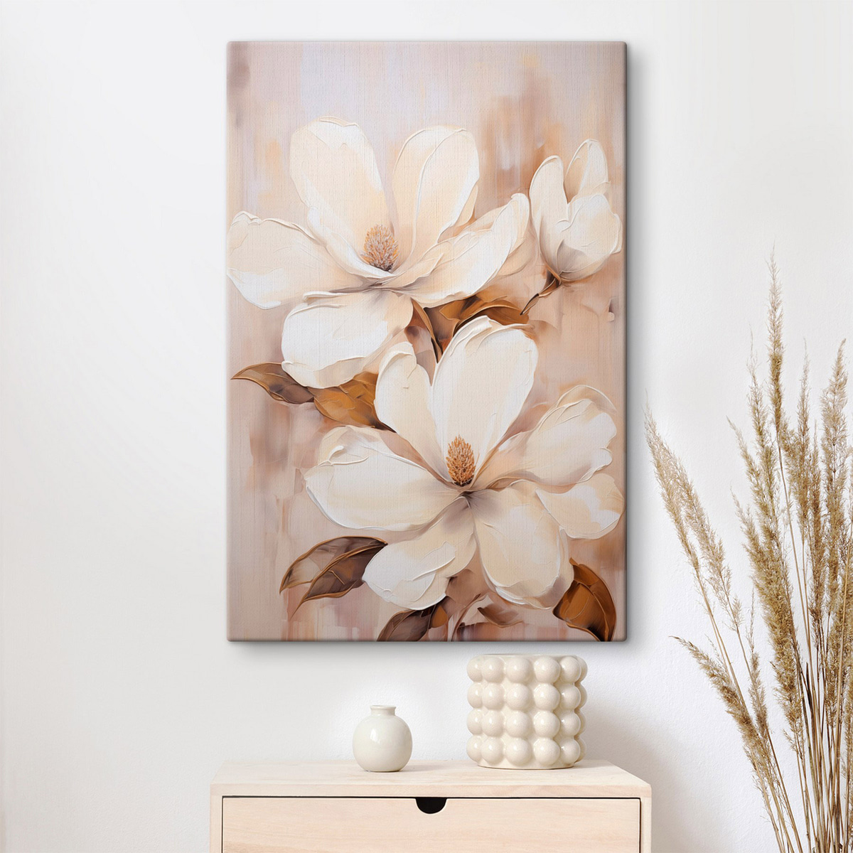 Witte magnoliabloemen tegen een zachte, onscherpe achtergrond van beige en bruine tinten, schilderstijl — interieur 2