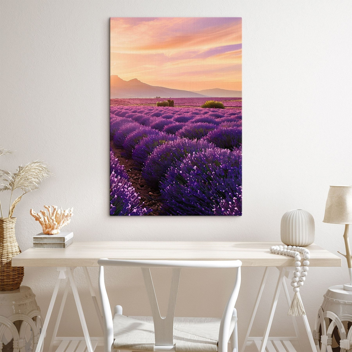 Lavendel tegen de achtergrond van een zonsondergang in de bergen — interieur 1