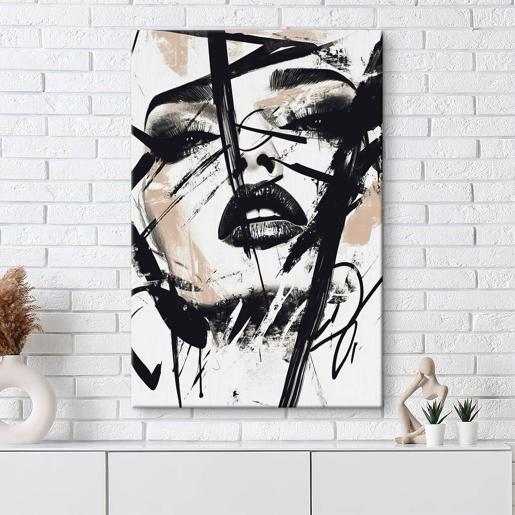 Het gezicht van een vrouw met zwarte verf in een interieur
