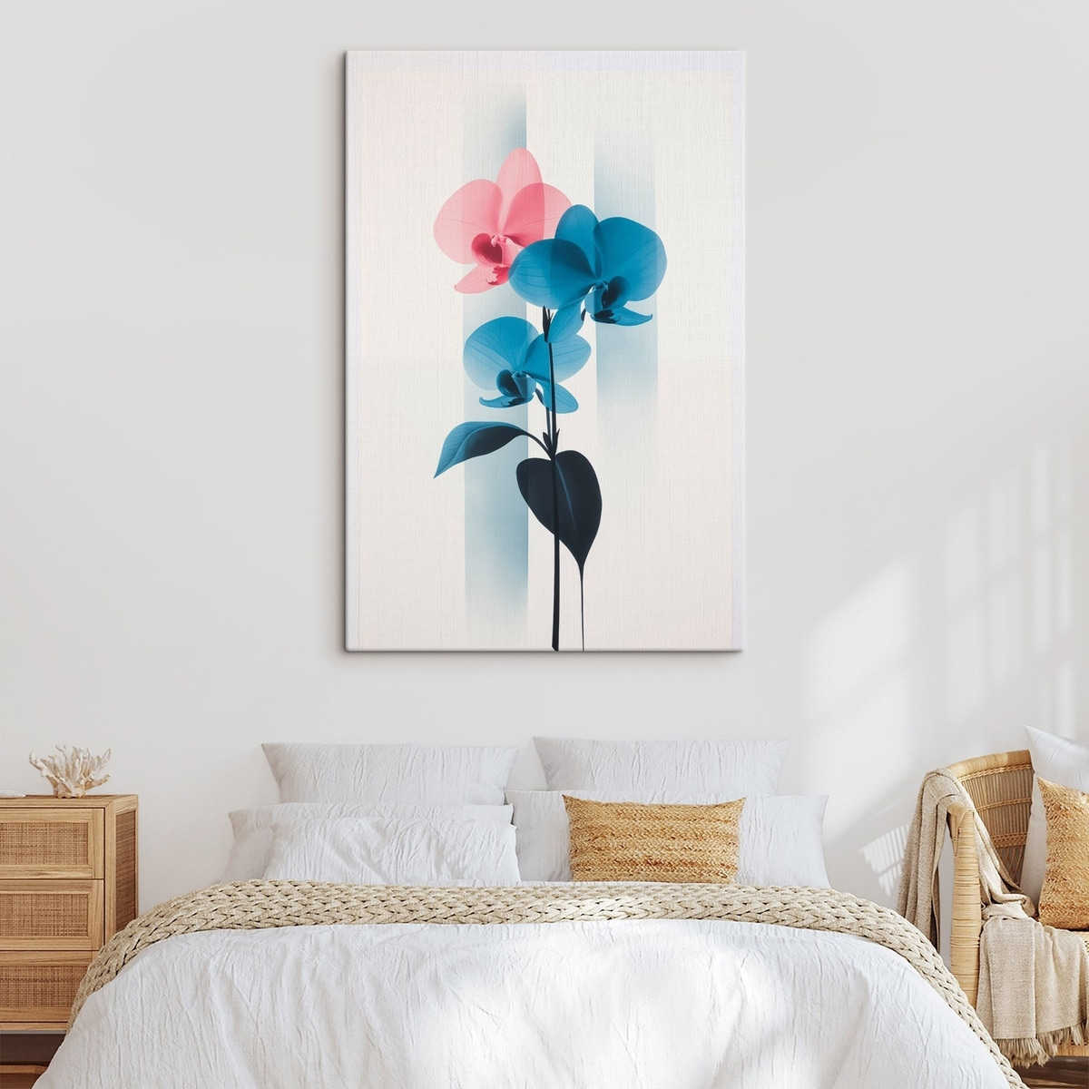 Orchideeën met bladeren op een witte achtergrond met verticale strepen in een interieur