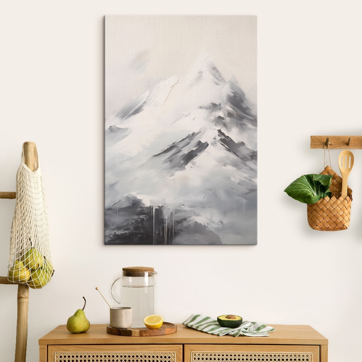 Besneeuwde bergtoppen met grijze schaduwen, grijze lucht, penseelstreken, gestructureerd, minimalistisch — interieur 2