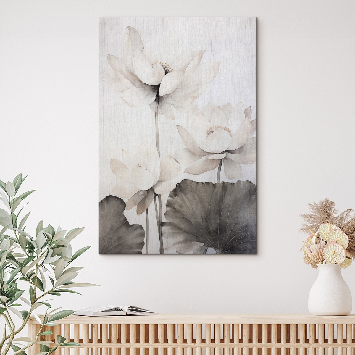 Witte lotusbloemen met textuur en donkere bladeren, lichte achtergrond, minimalistisch ontwerp — interieur 2