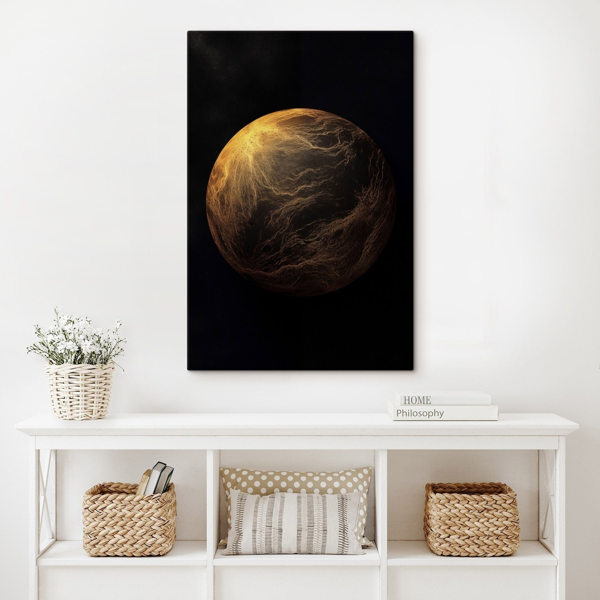 Abstracte planeet met oranje aderen tegen een zwarte ruimteachtergrond, moderne minimalistische kunst in een interieur