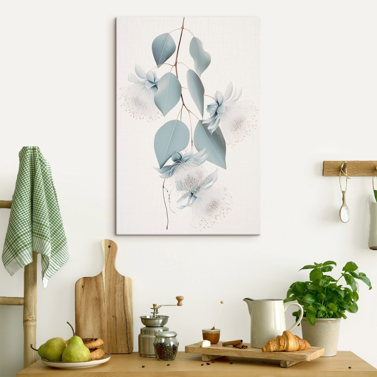 Eucalyptustak met blauwe bladeren en witte bloemen, lichte achtergrond — interieur 2