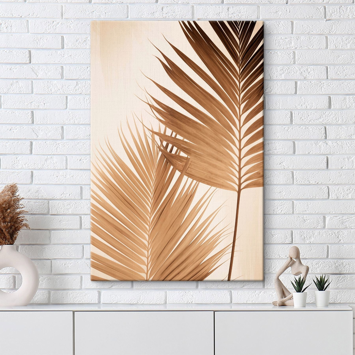 Palmbladeren in bruine tinten, neutrale achtergrond, minimalistische stijl, natuurlijke belichting, tropische sfeer — interieur 1