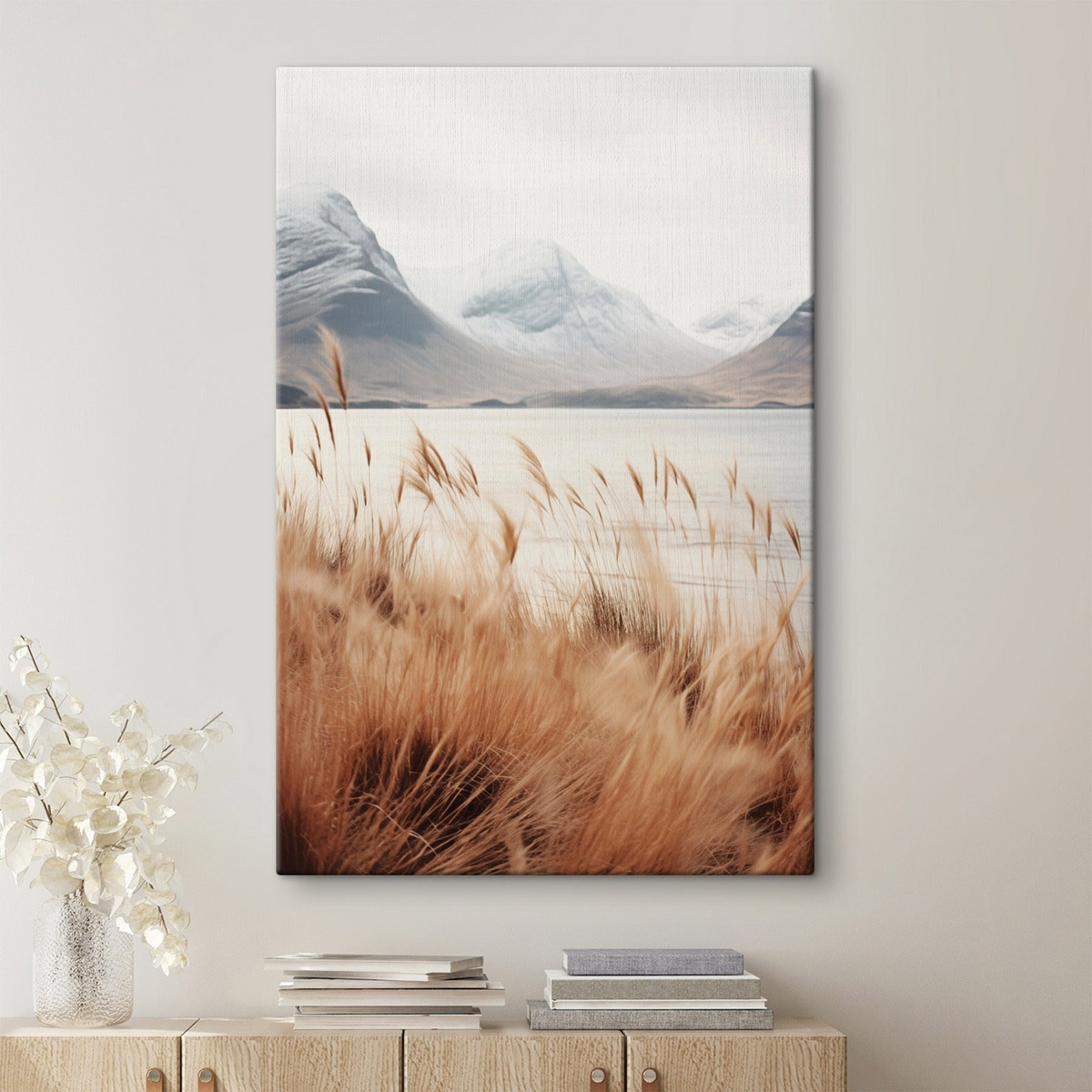 Pampasgrasveld voor een meerlandschap met besneeuwde bergen op de achtergrond, zacht licht — interieur 2