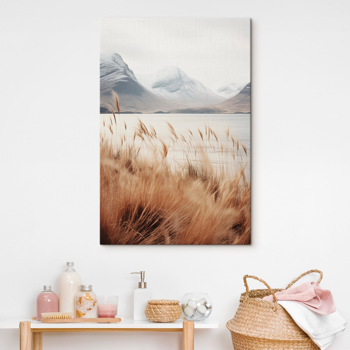 Pampasgrasveld voor een meerlandschap met besneeuwde bergen op de achtergrond, zacht licht — interieur 1