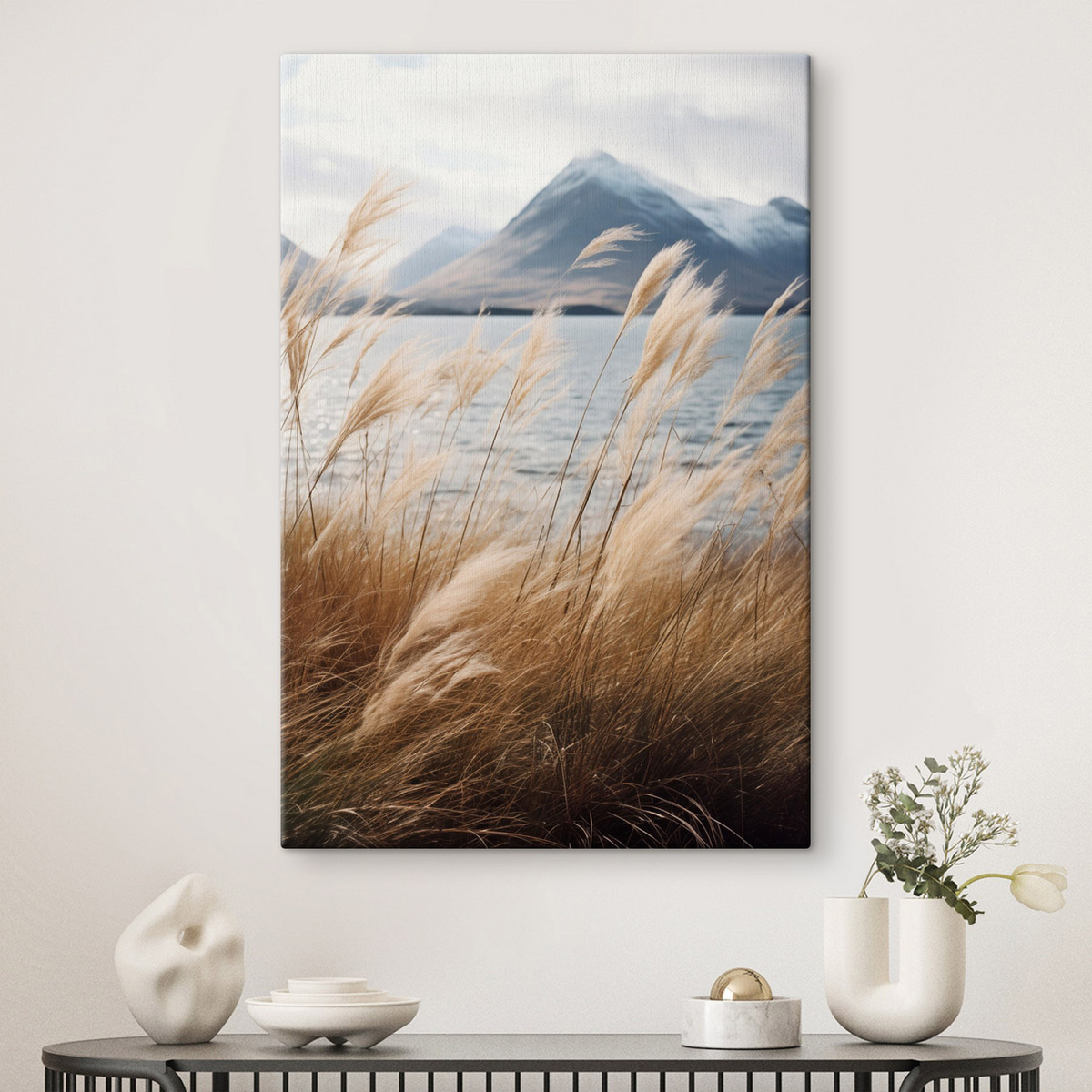 Pampagras met een meer en bergen op de achtergrond, zachte belichting, gedempte kleuren, naturalistische stijl — interieur 1