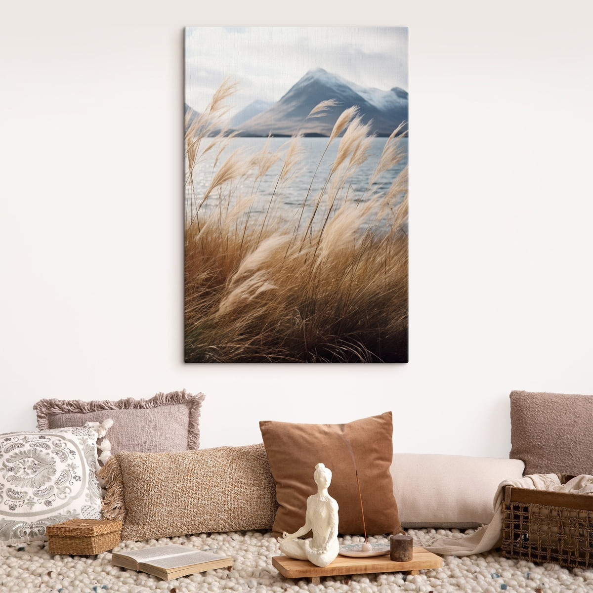 Pampagras met een meer en bergen op de achtergrond, zachte belichting, gedempte kleuren, naturalistische stijl — interieur 2