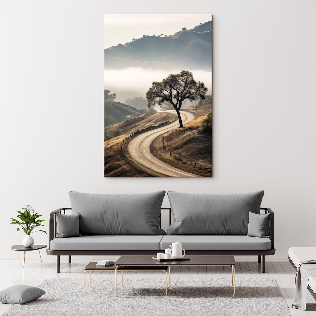 Een kronkelende weg door glooiende heuvels met een boom op de voorgrond, de achtergrond met mist en bergen — interieur 2