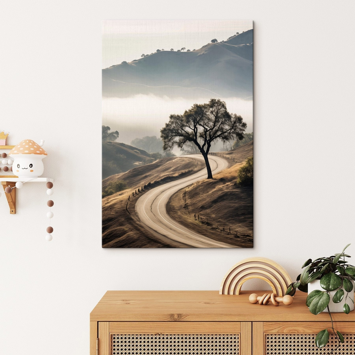 Een kronkelende weg door glooiende heuvels met een boom op de voorgrond, de achtergrond met mist en bergen — interieur 1