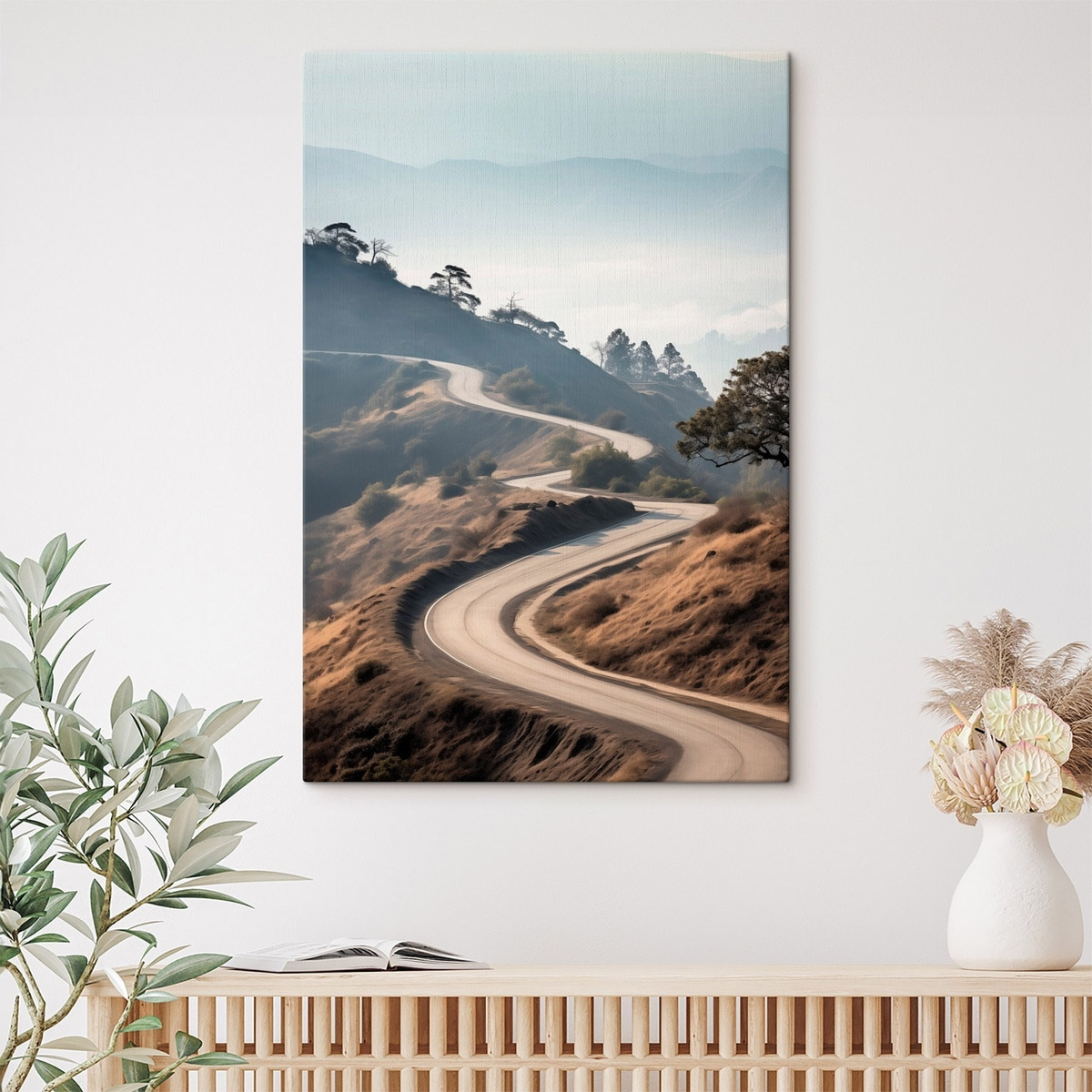 Een kronkelende weg door een heuvelachtig landschap met droog gras onder een heldere hemel en bergen in de verte — interieur 1