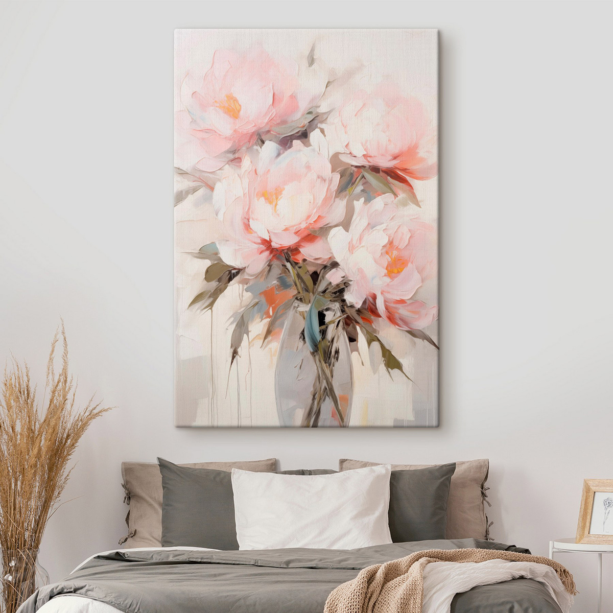 Een boeket roze en witte pioenrozen in een glazen vaas, zachte penseelstreken, pastelkleuren, neutrale achtergrond — interieur 1
