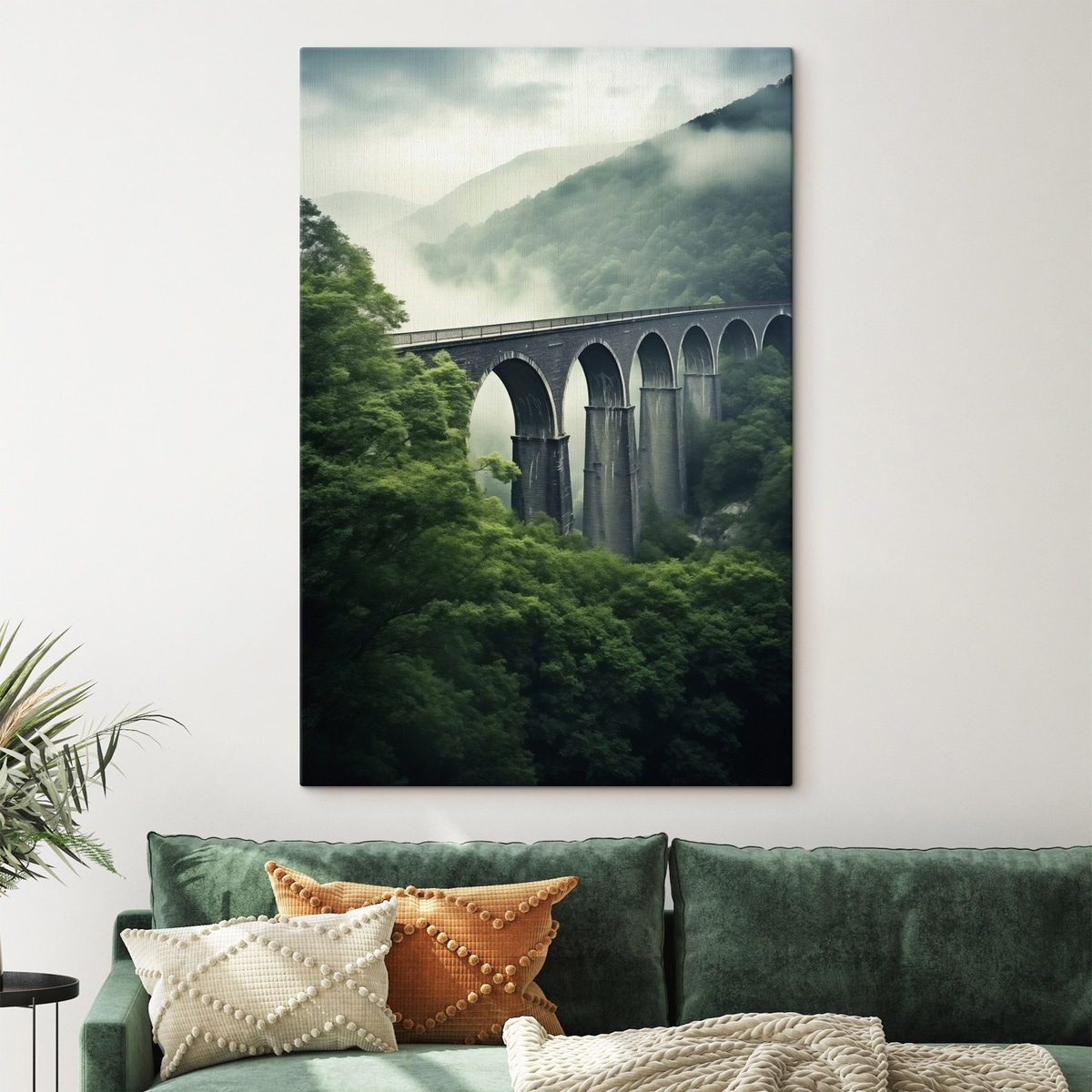 Stenen viaduct boven mistige beboste vallei — interieur 1