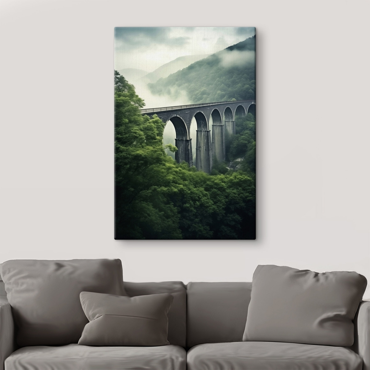 Stenen viaduct boven mistige beboste vallei — interieur 2