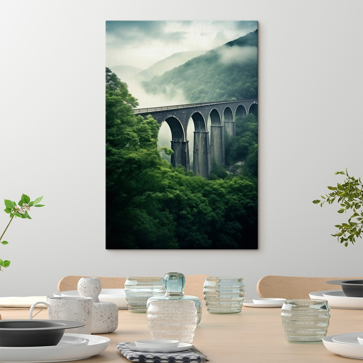 Stenen viaduct boven mistige beboste vallei — interieur 3