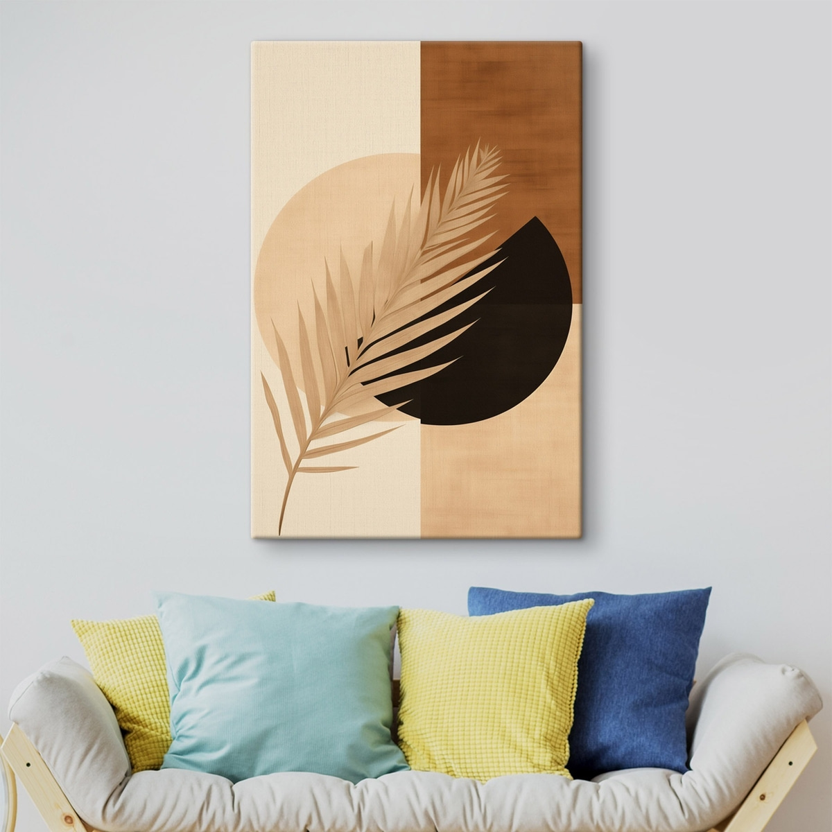 Palmblad boven terracotta en crèmekleurige geometrie — interieur 2