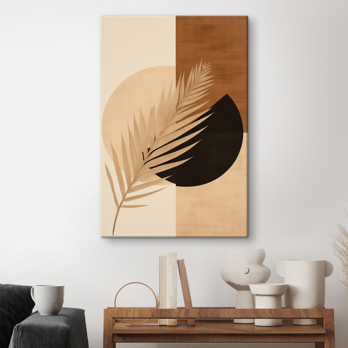 Palmblad boven terracotta en crèmekleurige geometrie — interieur 1