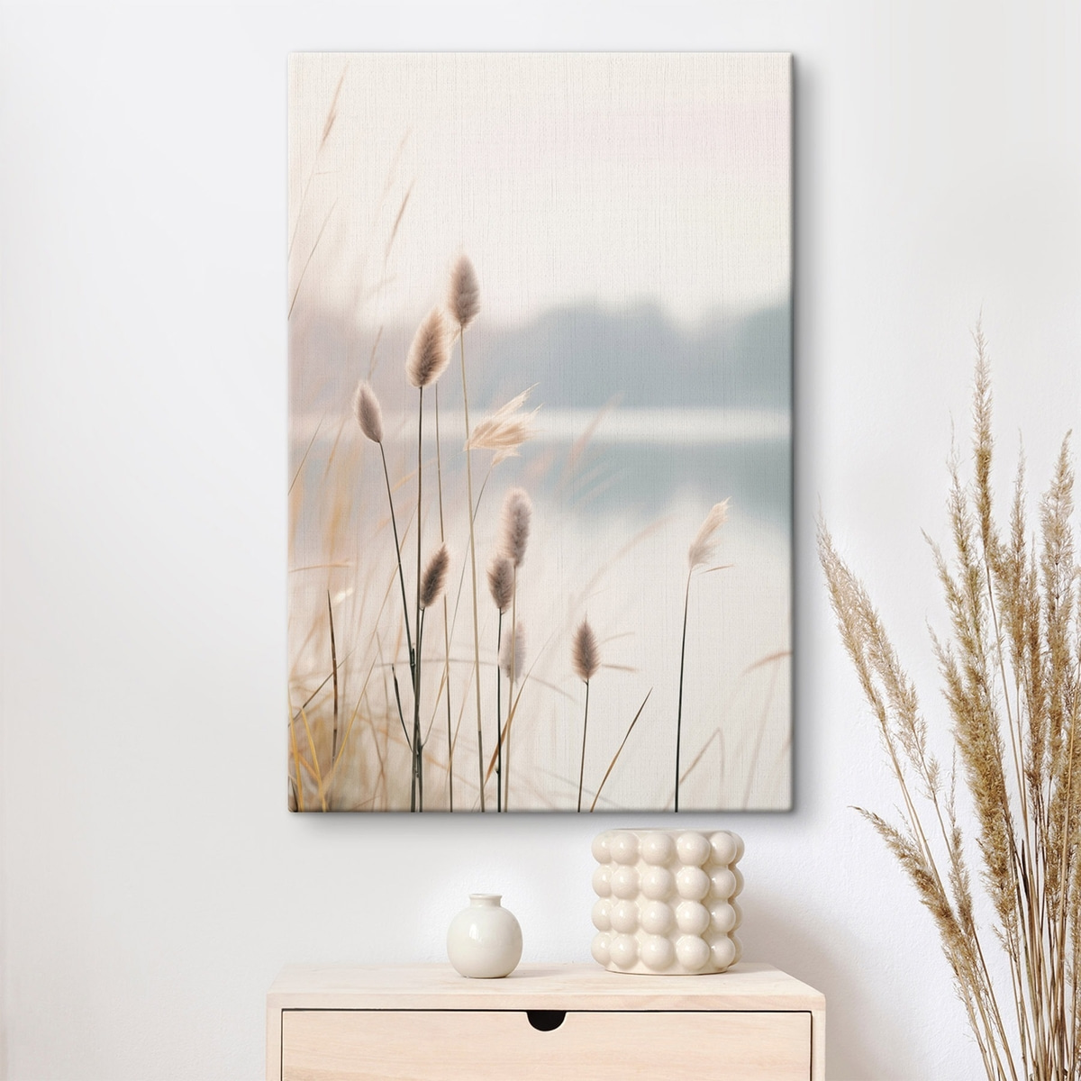Zachte rietkragen aan een mistige oever, pastelbeige tinten — interieur 2