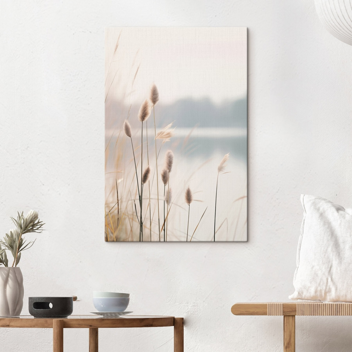 Zachte rietkragen aan een mistige oever, pastelbeige tinten — interieur 1