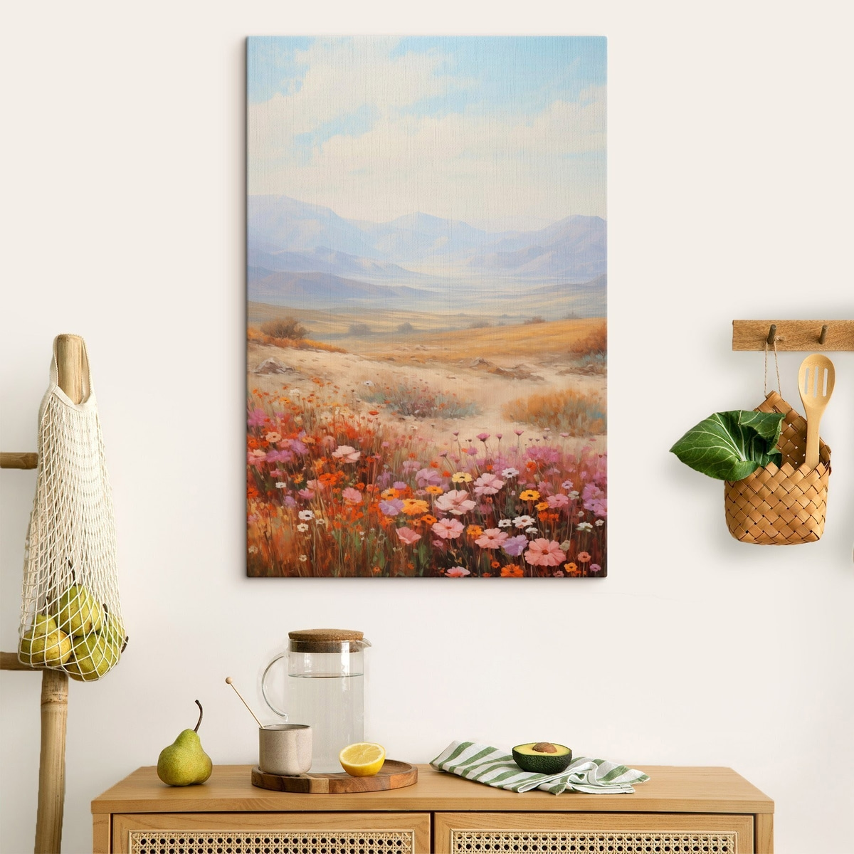 Landschap, een veld met kleurrijke bloemen en bergen op de achtergrond, zachte pastelkleuren — interieur 2
