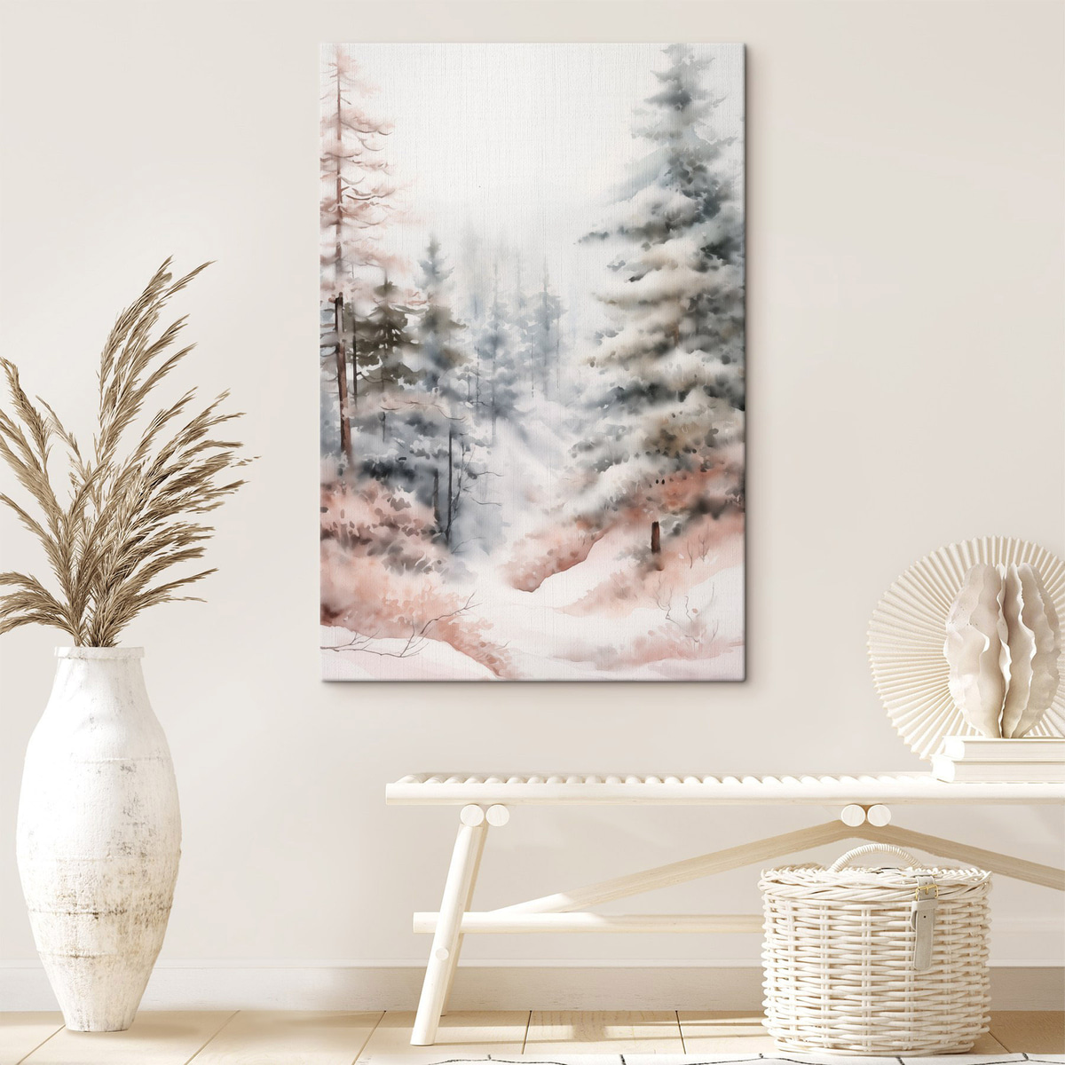 Hoge dennenbomen bedekt met sneeuw, staande in een mistig bos, een zacht, gedempt winters tafereel — interieur 1