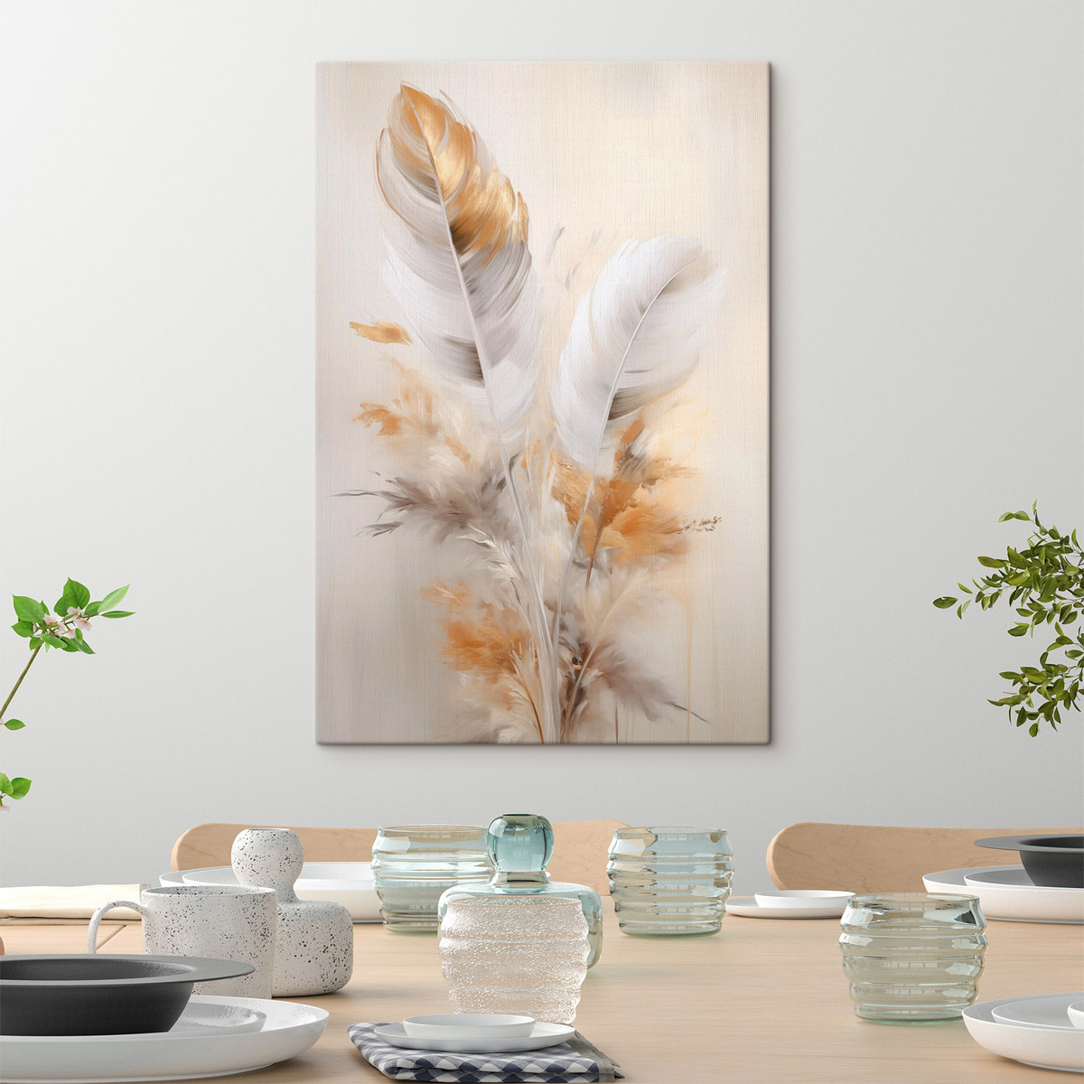 Abstracte veren, omgeven door beige en bruine pluimen, zacht en delicaat, op een lichtbeige achtergrond — interieur 2