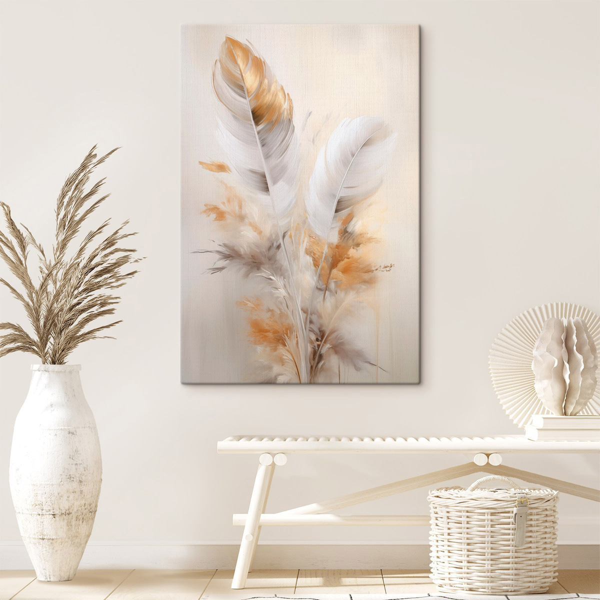 Abstracte veren, omgeven door beige en bruine pluimen, zacht en delicaat, op een lichtbeige achtergrond — interieur 1