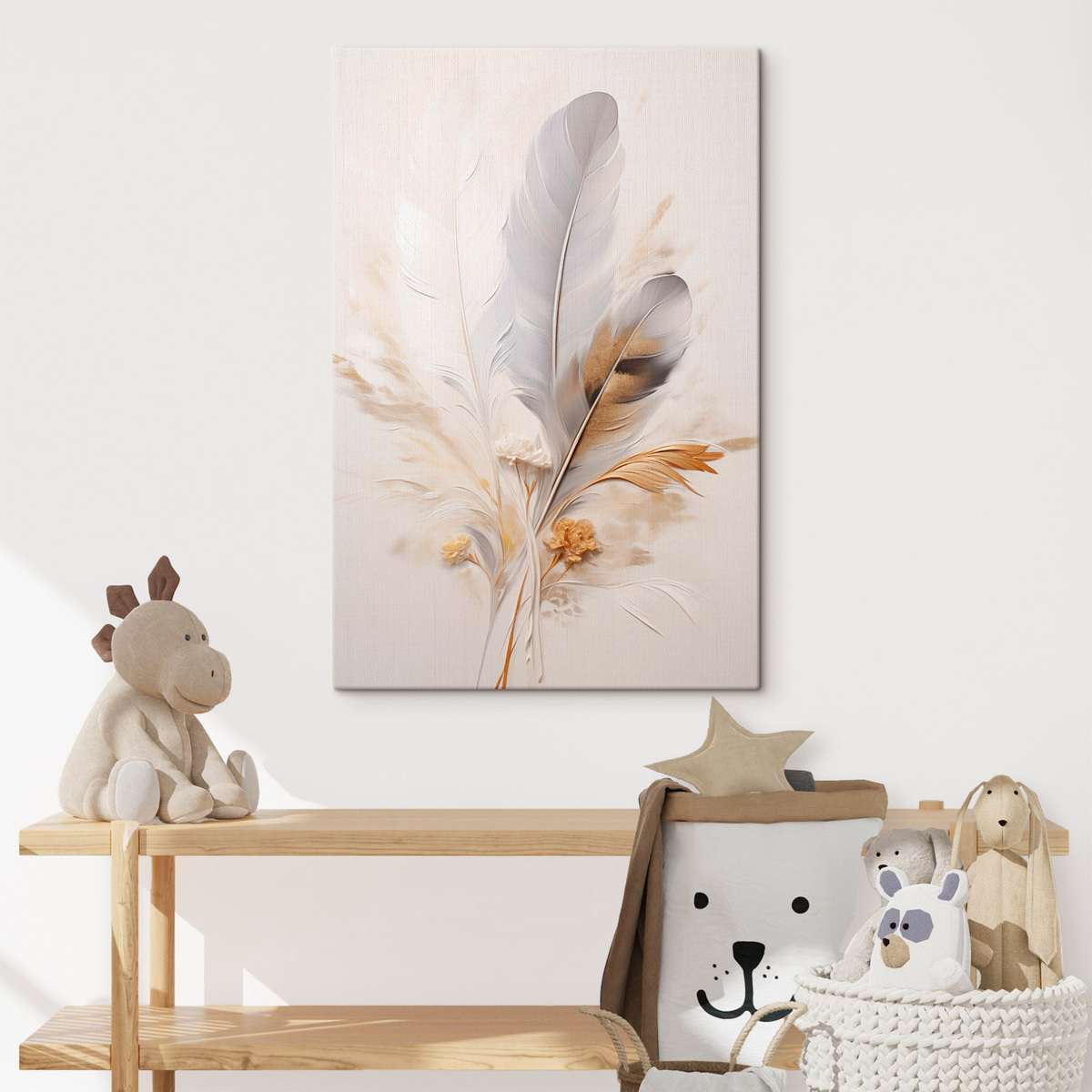 Abstracte veren, omgeven door beige en bruine pluimen, zacht en delicaat, op een lichtbeige achtergrond — interieur 1