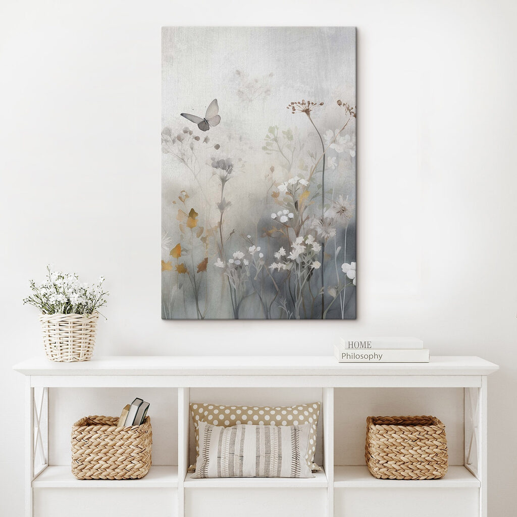 Lichte vlinder tussen weidebloemen in een interieur