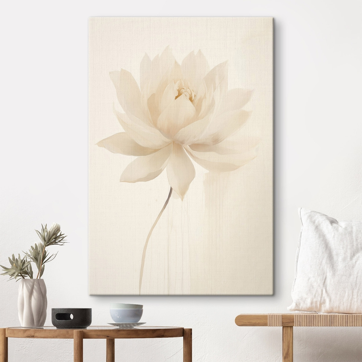 Delicate witte lotus op een lichte achtergrond in minimalistische stijl — interieur 3