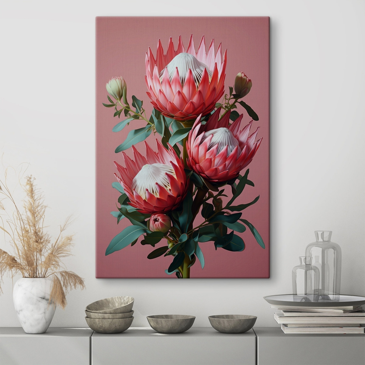 Protea-boeket met rode bloemblaadjes en groen blad op een roze achtergrond — interieur 1