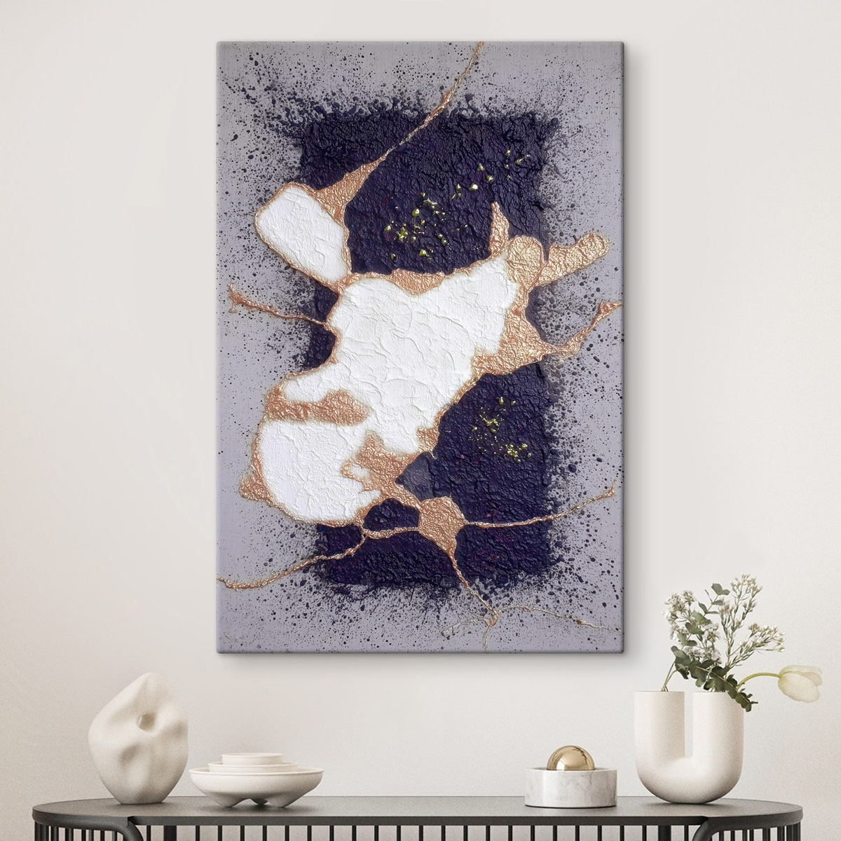 Abstract in paarse en beige tinten met een volumetrisch textuureffect — interieur 1