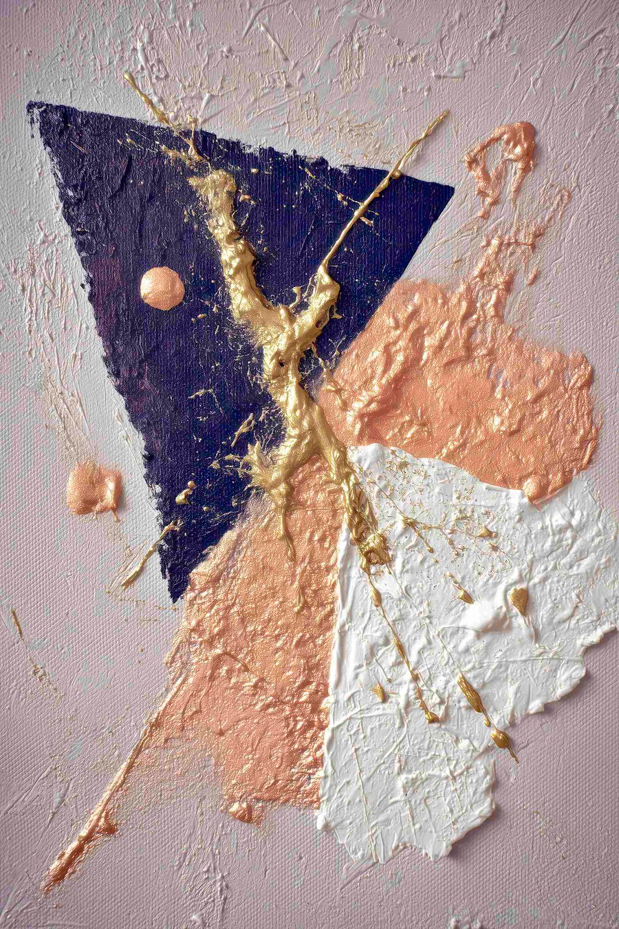 Abstracte compositie met een donkerblauwe driehoek en reliëfachtige penseelstreken in olieverfstijl — volledig ontwerp
