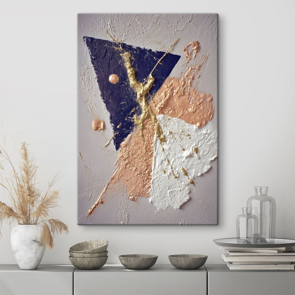 Abstracte compositie met een donkerblauwe driehoek en reliëfachtige penseelstreken in olieverfstijl — interieur 3