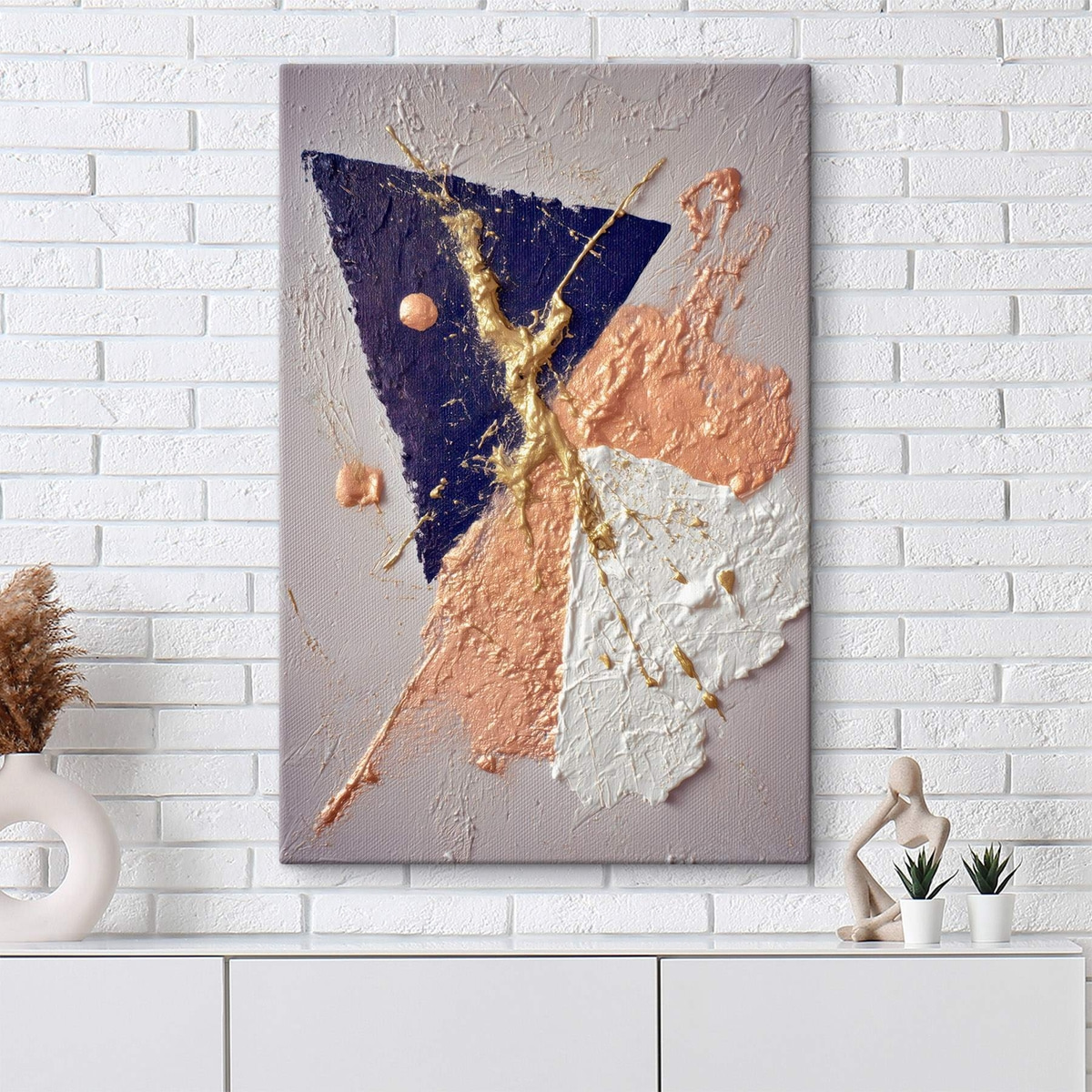 Abstracte compositie met een donkerblauwe driehoek en reliëfachtige penseelstreken in olieverfstijl — interieur 2
