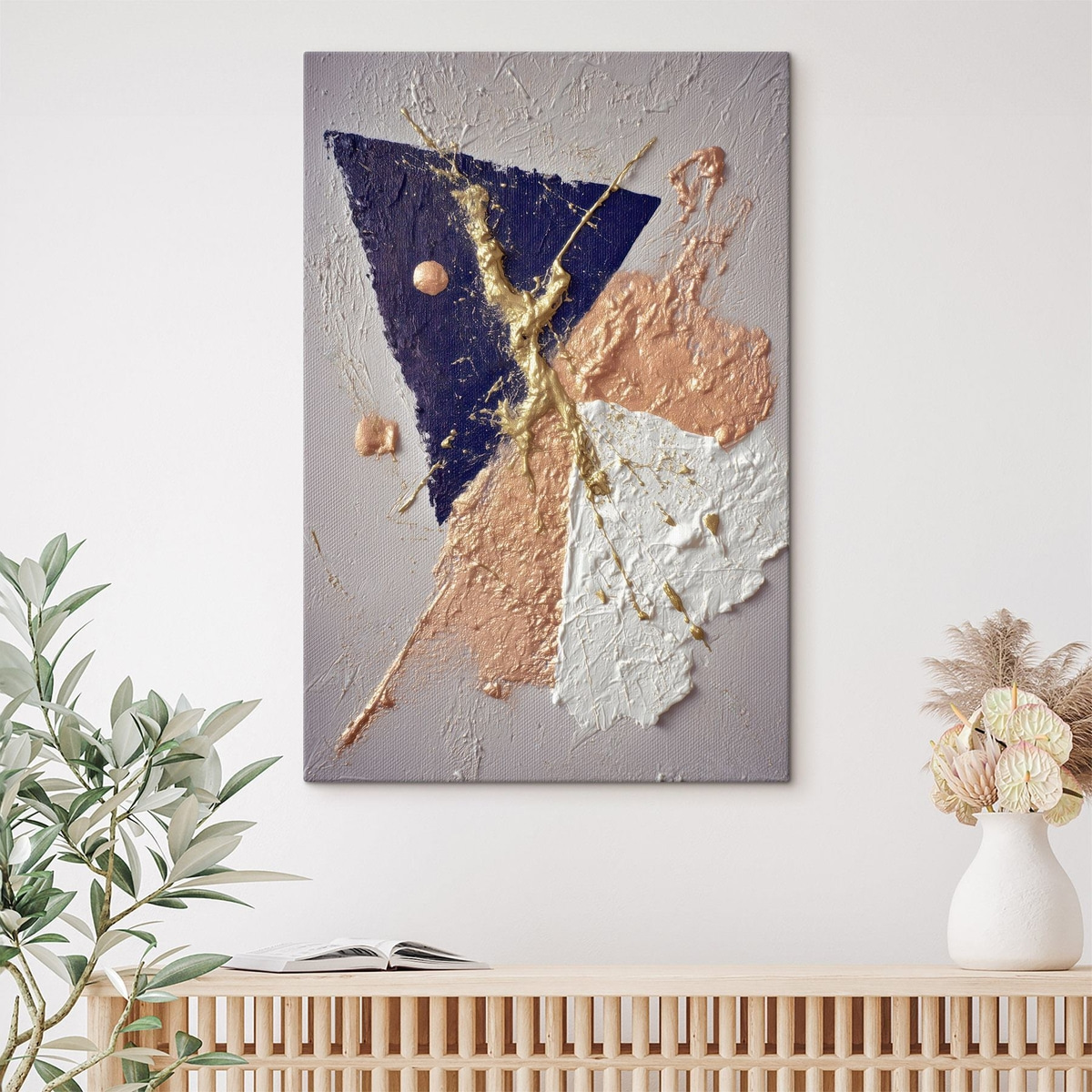 Abstracte compositie met een donkerblauwe driehoek en reliëfachtige penseelstreken in olieverfstijl — interieur 1