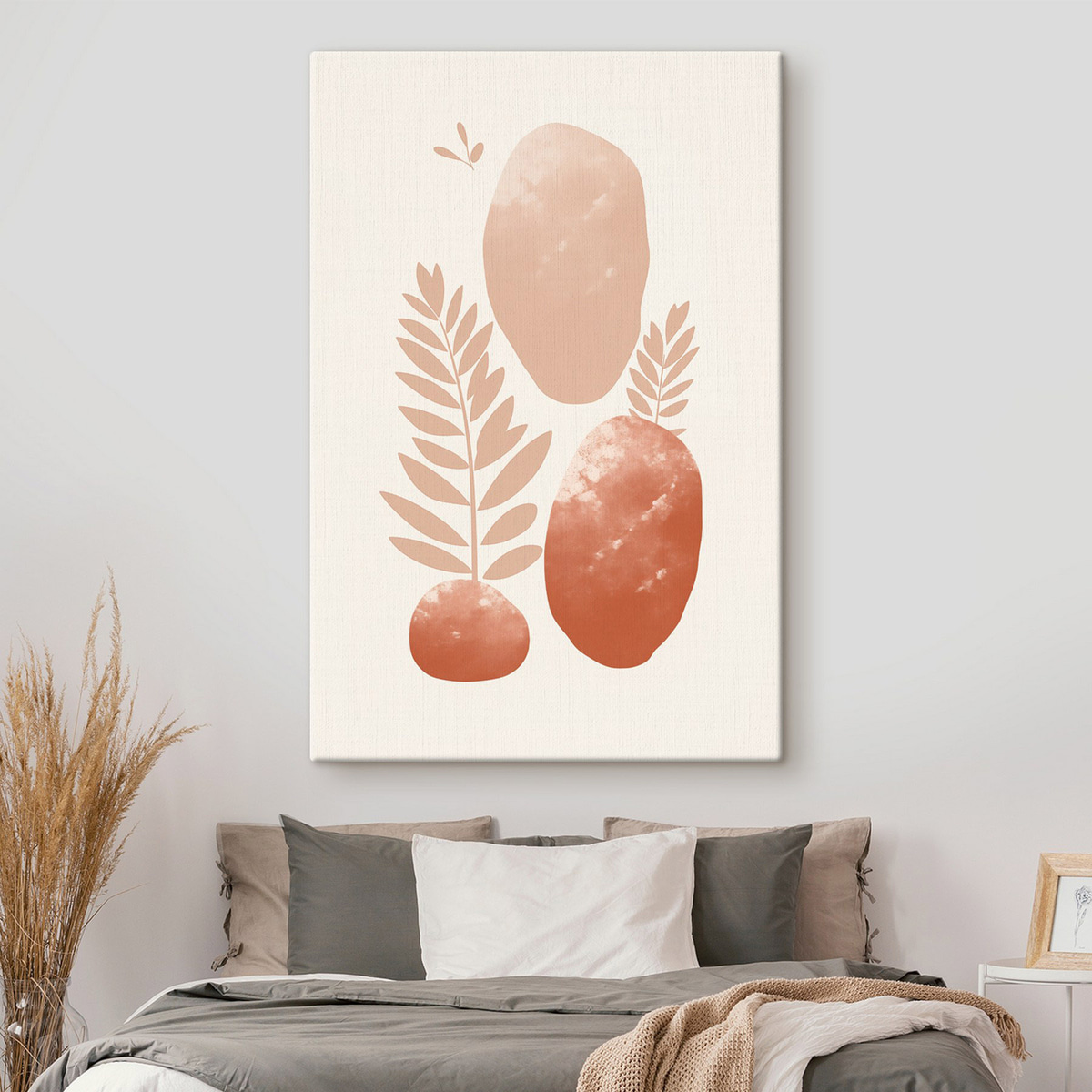 Abstracte vormen, gestructureerde stenen en bladeren in gedempte perzik- en terracottatinten, minimalistisch, crèmekleurige achtergrond — interieur 1