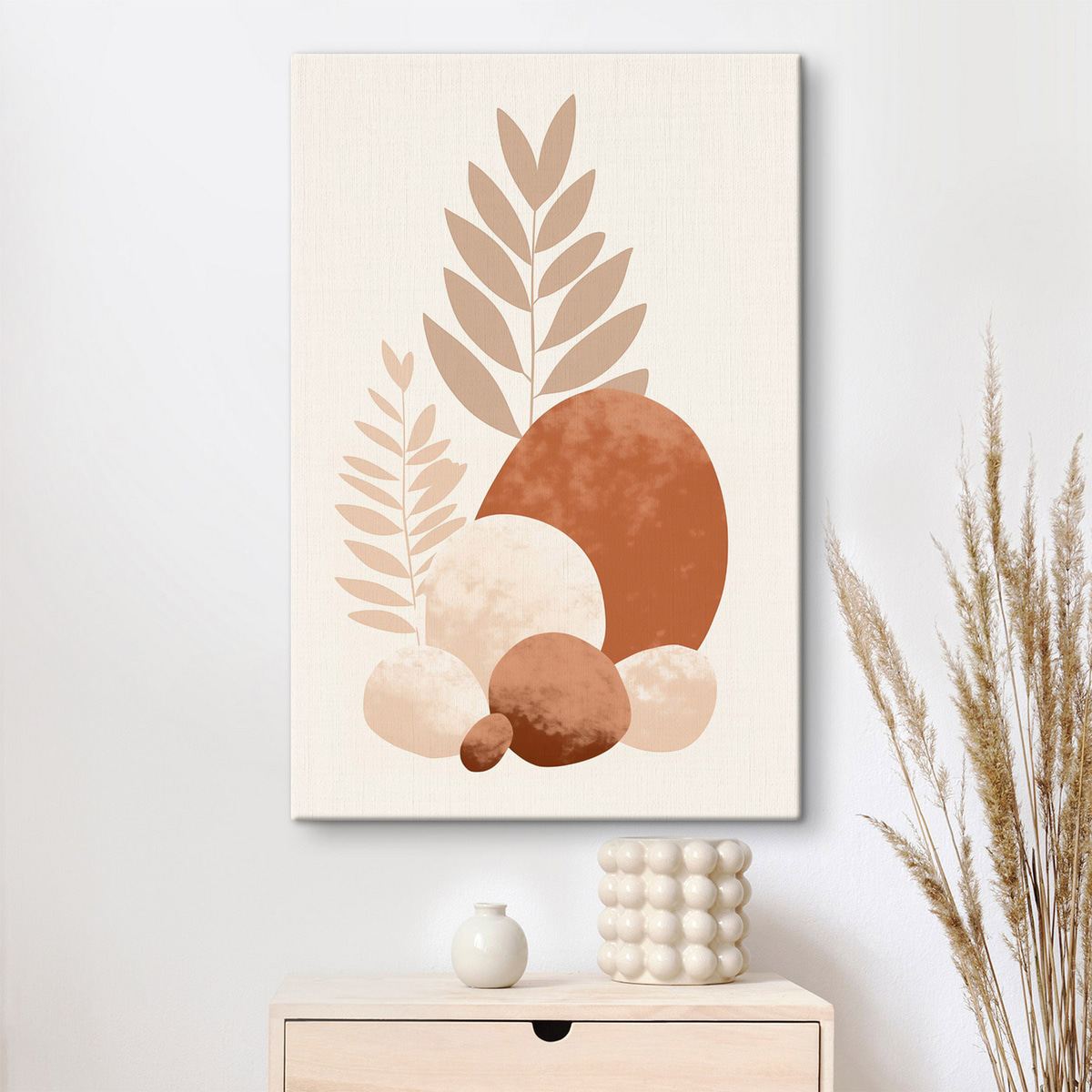 Abstracte vormen, gestructureerde stenen en bladeren in gedempte perzik- en terracottatinten, minimalistisch, crèmekleurige achtergrond — interieur 1