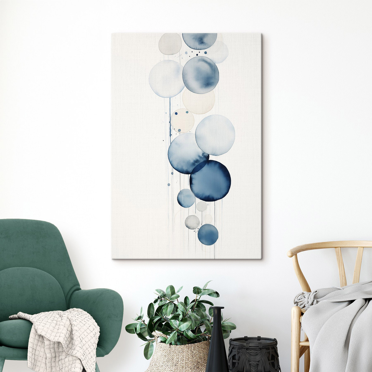 Abstracte blauwe en witte waterverfcirkels met verschillende afmetingen en textuur, tegen een witte achtergrond in een interieur