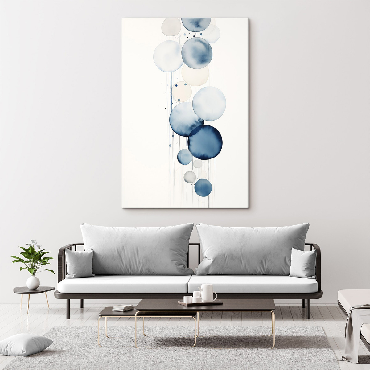 Abstracte blauwe en witte waterverfcirkels met verschillende afmetingen en textuur, tegen een witte achtergrond — interieur 2